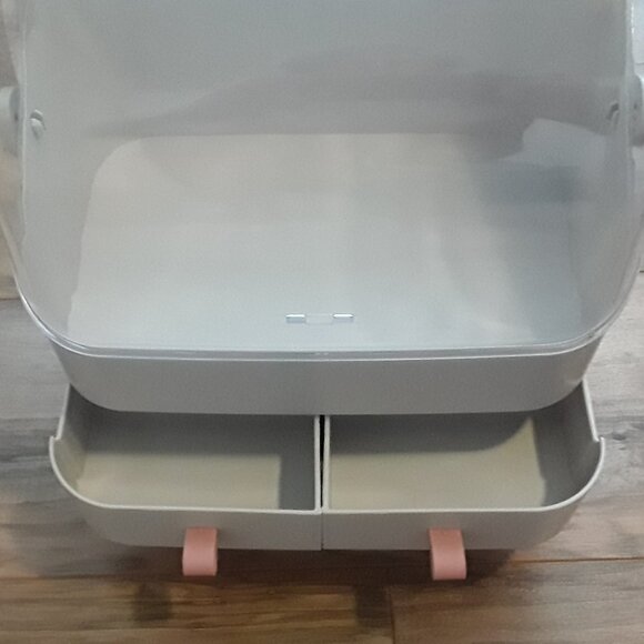 Cosmetic storage box w/dust free lid, top compartment, Excellent Condition - Picture 2 of 6